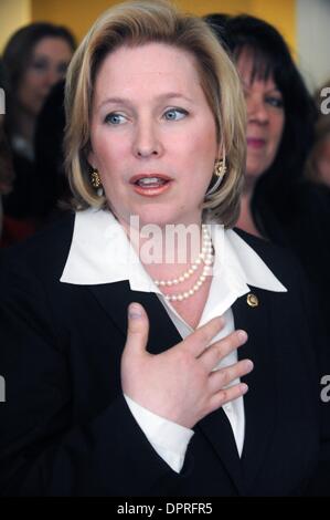 Mar 16, 2009 - Manhattan, New York, USA - Dans une conférence de presse dans les bureaux de filles inc. au 120 Wall Street Le Sénateur KIRSTEN GILLIBRAND se joint aux voix de premier plan pour les femmes à New York à la demande au Sénat sur le chèque de l'équité, la Loi sur le projet de loi prendrait des mesures cruciales pour aider à l'autonomisation des femmes à négocier pour l'égalité de rémunération et de renforcer les efforts de sensibilisation et d'application de la loi fédérale. (C Banque D'Images