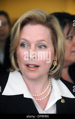 Mar 16, 2009 - Manhattan, New York, USA - Dans une conférence de presse dans les bureaux de filles inc. au 120 Wall Street Le Sénateur KIRSTEN GILLIBRAND se joint aux voix de premier plan pour les femmes à New York à la demande au Sénat sur le chèque de l'équité, la Loi sur le projet de loi prendrait des mesures cruciales pour aider à l'autonomisation des femmes à négocier pour l'égalité de rémunération et de renforcer les efforts de sensibilisation et d'application de la loi fédérale. (C Banque D'Images