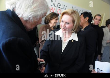 Mar 16, 2009 - Manhattan, New York, USA - Dans une conférence de presse dans les bureaux de filles inc. au 120 Wall Street Le Sénateur KIRSTEN GILLIBRAND se joint aux voix de premier plan pour les femmes à New York à la demande au Sénat sur le chèque de l'équité, la Loi sur le projet de loi prendrait des mesures cruciales pour aider à l'autonomisation des femmes à négocier pour l'égalité de rémunération et de renforcer les efforts de sensibilisation et d'application de la loi fédérale. (C Banque D'Images