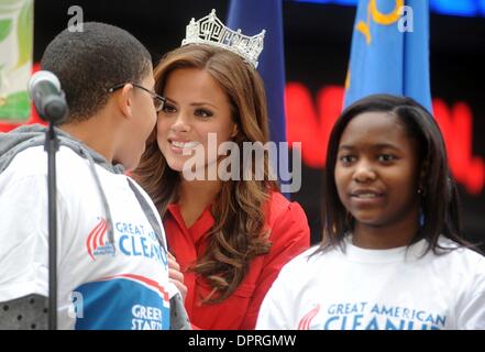 Apr 22, 2009 - Manhattan, New York, USA - Miss America 2009 KATIE STAM se joint à la ville de New York dans un 'Livre vert commence ici" au cours de la National Great American Cleanup la célébration de la Journée de la Terre à Times Square. (Crédit Image : Â© Bryan Smith/ZUMA Press) RESTRICTIONS : * New York * hors droits Journaux Banque D'Images