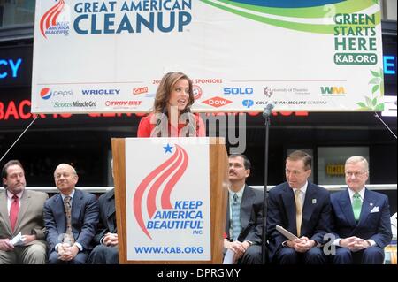 Apr 22, 2009 - Manhattan, New York, USA - Miss America 2009 KATIE STAM se joint à la ville de New York dans un 'Livre vert commence ici" au cours de la National Great American Cleanup la célébration de la Journée de la Terre à Times Square. (Crédit Image : Â© Bryan Smith/ZUMA Press) RESTRICTIONS : * New York * hors droits Journaux Banque D'Images