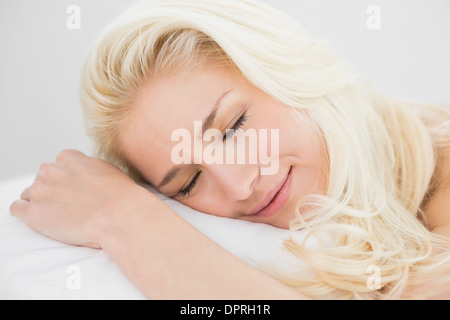 Close up of a pretty woman sleeping in bed Banque D'Images