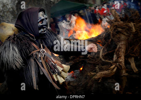 Jan 17, 2009 - Orgosolo, Sardaigne, Italie - Sardaigne's Fête de Sant'Antonio Abate - Protecteur de porcs - 'Fête de Saint Antoine l'Abbé' Saint Patron de : vanniers, bouchers, fossoyeurs. Est mort vers 356, mais il est encore célébré le 17 janvier de chaque année. Les morts de l'hiver n'est généralement pas le meilleur moment pour sortir et faire la fête, mais pour les résidents de la Province de Nuoro cce Banque D'Images