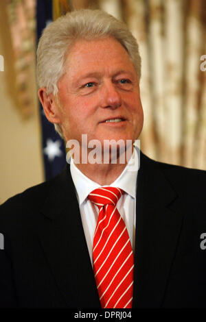 Feb 02, 2009 - Washington, District of Columbia, États-Unis - Le président BILL CLINTON assiste à la prestation de serment de Hillary Clinton, à la 67e Secrétaire d'État des États-Unis. (Crédit Image : © James Berglie/ZUMA Press) Banque D'Images