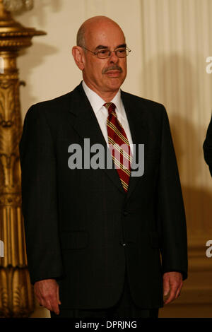 Le 2 mars 2009 - Washington, DC, USA - M. Henry Waxman entre dans l'East Room de la Maison blanche avant le président américain Barack Obama a annoncé aujourd'hui que Kathleen Sebelius Gouverneur dirigera le ministère de la Santé et des services de son administration. En outre, le président a annoncé la libération de 155 millions de dollars de fonds de l'ARRA pour des cliniques de santé voyage Ameri Banque D'Images