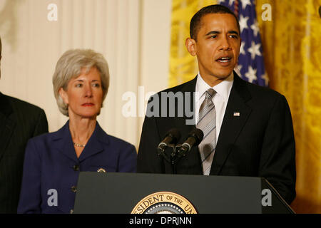 Le 2 mars 2009 - Washington, DC, États-Unis - Le président américain Barack Obama a annoncé aujourd'hui que Kathleen Sebelius Gouverneur dirigera le ministère de la Santé et des services de son administration. En outre, le président a annoncé la libération de 155 millions de dollars de fonds de l'ARRA pour des cliniques de santé à travers l'Amérique. Dans son discours, le président Obama a déclaré que "la réforme des soins de santé qui réduit les coûts Banque D'Images