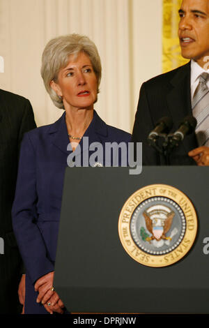 Le 2 mars 2009 - Washington, DC, États-Unis - Le président américain Barack Obama a annoncé aujourd'hui que Kathleen Sebelius Gouverneur dirigera le ministère de la Santé et des services de son administration. En outre, le président a annoncé la libération de 155 millions de dollars de fonds de l'ARRA pour des cliniques de santé à travers l'Amérique. Dans son discours, le président Obama a déclaré que "la réforme des soins de santé qui réduit les coûts Banque D'Images