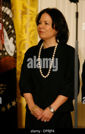 Le 2 mars 2009 - Washington, DC, USA - NANCY ANN DePARLE écoute parler au président Barack Obama dans la East Room de la Maison Blanche comme il l'a annoncé aujourd'hui que Gouverneur Sebelius dirigera le ministère de la Santé et des services de son administration et DeParle sera le directeur de la White House Office pour la réforme de la santé. En outre, le président a annoncé le r Banque D'Images