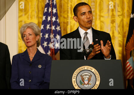 Le 2 mars 2009 - Washington, DC, États-Unis - Le président américain Barack Obama a annoncé aujourd'hui que Kathleen Sebelius Gouverneur dirigera le ministère de la Santé et des services de son administration. En outre, le président a annoncé la libération de 155 millions de dollars de fonds de l'ARRA pour des cliniques de santé à travers l'Amérique. Dans son discours, le président Obama a déclaré que "la réforme des soins de santé qui réduit les coûts Banque D'Images