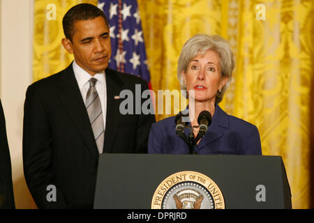 Le 2 mars 2009 - Washington, DC, États-Unis - Le président américain Barack Obama a annoncé aujourd'hui que Kathleen Sebelius Gouverneur dirigera le ministère de la Santé et des services de son administration. En outre, le président a annoncé la libération de 155 millions de dollars de fonds de l'ARRA pour des cliniques de santé à travers l'Amérique. Dans son discours, le président Obama a déclaré que "la réforme des soins de santé qui réduit les coûts Banque D'Images