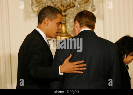 Le 2 mars 2009 - Washington, DC, USA - Le Président Barack OBAMA parle avec Bob Dole après que le président a annoncé aujourd'hui que Kathleen Sebelius Gouverneur dirigera le ministère de la Santé et des services de son administration. En outre, le président a annoncé la libération de 155 millions de dollars de fonds de l'ARRA pour des cliniques de santé à travers l'Amérique. Dans son discours, le président Obama a dit t Banque D'Images