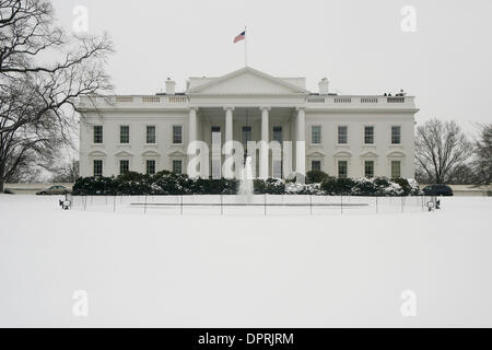 Le 2 mars 2009 - Washington, DC, USA - La Maison Blanche est couverte par sbow de une tempête hivernale qui a frappé Washington lundi mettre n'importe où de 4 à 11 pouces de neige dans la région. (Crédit Image : © James Berglie/ZUMA Press) Banque D'Images