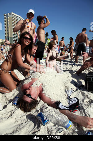 Mar 17, 2009 - Panama City Beach, Floride, USA - Des étudiants d'enterrer leur ami dans le sable pendant les vacances de printemps 2009. (Crédit Image : © Shane Babin/ZUMA Press) Banque D'Images