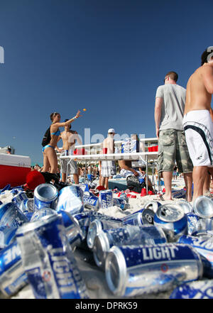 Mar 17, 2009 - Panama City Beach, Floride, USA - College Les étudiants de tout le pays se rassemblent pour partie et jouer beer pong pendant la débâcle du printemps 2009 de folie. (Crédit Image : © Shane Babin/ZUMA Press) Banque D'Images