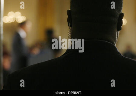 Mar 24, 2009 - Washington, District of Columbia, États-Unis - un agent des services secrets américains veille sur le président Barack Obama que le président donne son deuxième prime time news conférence depuis sa prise de fonction. La conférence a porté principalement sur notre économie, sur laquelle le président Obama a déclaré que "nous allons sortir de cette récession. Mais il faudra du temps, de la patience, et il faudra un Banque D'Images