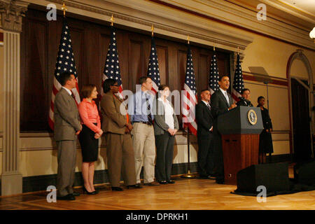 Apr 15, 2009 - Washington, District of Columbia, États-Unis - Le président américain Barack Obama s'exprime devant la presse à l'Eisenhower Executive Office Building. Alors que les manifestants ont tenu une déjà assez taxés (Plateau) Partie en face de la Maison Blanche, le Président a expliqué qu'il "savoir(s) que le 15 avril n'est pas exactement le favori de tous date sur le calendrier. Mais c'est une occasion importante pour tho Banque D'Images