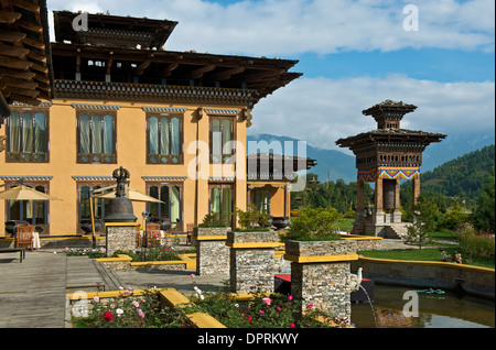 Moulin à prière avec jardin de l'hôtel Taj Tashi, Thimphu, Bhoutan Banque D'Images