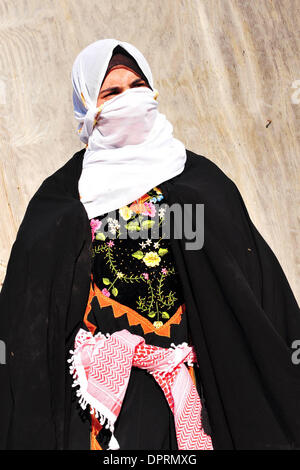 Nov 25, 2008 - Rahat, Israël - Femme portant burqa. En Israël, des dizaines de milliers de Bédouins arabes craignent que le gouvernement israélien veut s'approprier des terres qu'ils disent leur appartient et de mettre fin à leur mode de vie nomade traditionnel. Les Bédouins arabes israéliens sont 160 000 citoyens israéliens, qui vivent dans ce qu'on appelle des "villages non reconnus" qui n'apparaissent pas sur les cartes et n'obtenez pas Banque D'Images