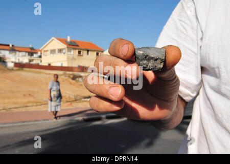 Dec 07, 2008 - Sderot, Israël - des militants palestiniens ont tiré une roquette Kassam dans l'ouest du Negev le dimanche 07 décembre 2008. Des militants palestiniens ont tiré une roquette Kassam dans l'ouest du Negev le dimanche et les habitants d'Ashkelon ont protesté contre la recrudescence des attaques transfrontalières à partir de Gaza. La fusée, qui a frappé dans le Shaar Hanéguev, propriété du conseil régional a damag Banque D'Images
