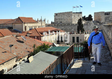 Le 09 décembre, 2008 - Jérusalem, Israël - Les hauts murs qui entourent la vieille ville de Jérusalem est un impressionnant de l'Union européenne et du Moyen-Orient médiéval caractéristiques architecturales. Les murs ont été commandées par le sultan ottoman Soliman le Magnifique, qui ont lourdement investi dans le développement de Jérusalem au cours de la 16e siècle. La vieille ville abrite plusieurs sites d'importance religieuse clé Banque D'Images