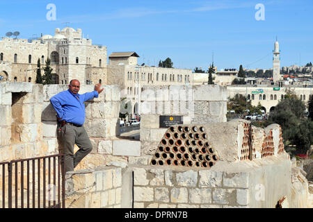 Le 09 décembre, 2008 - Jérusalem, Israël - Les hauts murs qui entourent la vieille ville de Jérusalem est un impressionnant de l'Union européenne et du Moyen-Orient médiéval caractéristiques architecturales. Les murs ont été commandées par le sultan ottoman Soliman le Magnifique, qui ont lourdement investi dans le développement de Jérusalem au cours de la 16e siècle. La vieille ville abrite plusieurs sites d'importance religieuse clé Banque D'Images