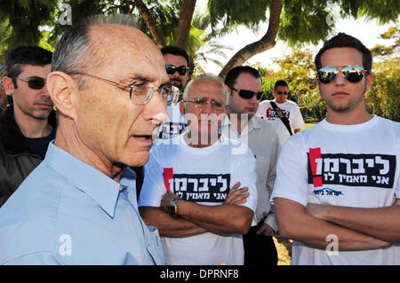 19 déc 2008 - Sderot, Israël - Uzi Landau, homme politique israélien et ancien ministre et membre de la Knesset, Membre du Parti Israël Baytenu visité Sderot et Kefar Azza. Il est arrivé avec un autre 100 membres d'Israël Baytenu partie à appuyer les gens de Sderot s'entraîner une impasses entourant autour de la bande de Gaza au jour que la fin de l'accord de cessez-le-feu entre Israël et le Hamas. (Cr Banque D'Images