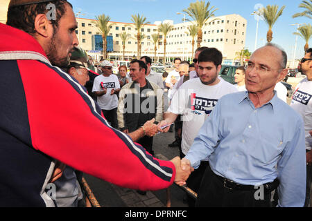 19 déc 2008 - Sderot, Israël - Uzi Landau, homme politique israélien et ancien ministre et membre de la Knesset, Membre du Parti Israël Baytenu visité Sderot et Kefar Azza. Il est arrivé avec un autre 100 membres d'Israël Baytenu partie à appuyer les gens de Sderot s'entraîner une impasses entourant autour de la bande de Gaza au jour que la fin de l'accord de cessez-le-feu entre Israël et le Hamas. (Cr Banque D'Images