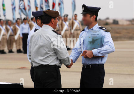 Dec 23, 2008 - Beer Sheva, Israël - cérémonie de remise des diplômes de l'air israélienne pilotes au cours de la Hatzerim Air Force Base à proximité de la ville israélienne de Beer Sheva. La cérémonie a eu lieu dans les locaux de commandant de la base, le Brigadier Général Topolnsky - Hagai, commandant d'une école de pilotage. (Crédit Image : © Avec la permission de la FDI/Caméléons Eye/ZUMA Press) Banque D'Images