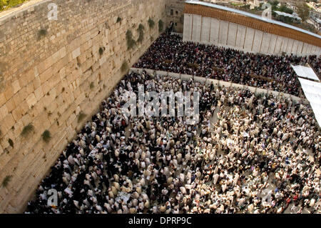 Dec 31, 2008 - Jérusalem, Israël - un client à Mea Shearim quatre espèces est marché comparant Etrogs pour achat de Souccot le Oct 20 2005. (Crédit Image : © Rafael Ben-Ari/Caméléons Eye/ZUMA Press) Banque D'Images