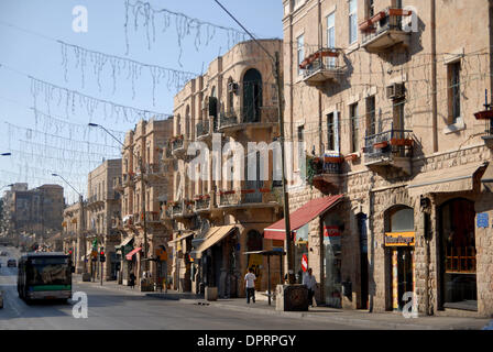 Dec 31, 2008 - Jérusalem, Israël - route de Jaffa est l'une des principales et des plus anciennes rues de Jérusalem, ainsi que l'un de ses plus anciens. Son nom dérive de étant le début de la route de Jaffa de la vieille Jérusalem ouest La porte de Jaffa.La route de transit la ville d'est en ouest, de l'Empire Ottoman des murs au centre-ville à l'tours modernes à l'ouest de la ville portail. Il Banque D'Images