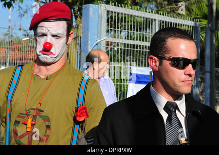 Jan 07, 2009 - Israël - un clown divertit les enfants dans le sud d'Israël. Les enfants dans le sud d'Israël dans un rayon de 40 km de la bande de Gaza ne peuvent pas aller à l'école et vivent dans des abris. Les enfants participeront par l'armée israélienne, des bandes, des artistes et des forces de police en leur donnant des cadeaux à faire passer le temps. Le Hamas a tiré au moins 23 roquettes sur le sud du civil israélien Banque D'Images