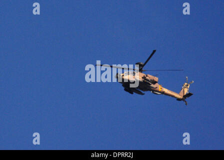 Jan 09, 2009 - Sderot en Israël - l'armée de l'air israélienne continue de cibler le Hamas à Gaza le 14e jour de l'opération ''Plomb Durci'' dans le sud d'Israël le vendredi 9 janvier 2009. En dépit de la résolution du Conseil de sécurité des Nations Unies appelant à un cessez-le-feu à Gaza, le Premier Ministre Ehoud Olmert a déclaré vendredi après-midi que l'opération de Tsahal dans la bande de Gaza continuera. (Crédit Image : © Rafael Ben-Ari/C Banque D'Images