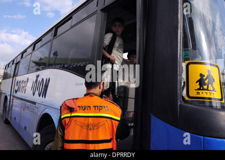 Le 11 janvier 2009 - Sderot en Israël - Les enfants font le chemin de l'école pour le premier jour depuis le début de l'opération israélienne dans la bande de Gaza à Sderot le dimanche 11 janvier 2009. Le commandement du Front Accueil a donné aux autorités locales dans le Sud le feu vert à rouvrir les écoles progressivement cette semaine et renvoya les étudiants qui étudient pour leurs examens de fin d'études étaient de retour à l'école sur S Banque D'Images