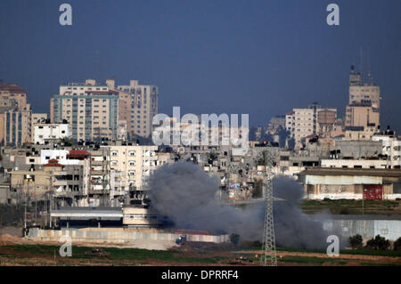 Jan 13, 2009 - Israël - de l'air israélienne continuent de cibler le Hamas dans la bande de Gaza. Forces de défense israéliennes (FDI) approche des troupes a commencé à la ville de Gaza, une indication de l'intensité croissante de l'Opération Plomb Durci. Des militants palestiniens ont continué à tirer des roquettes sur le sud d'Israël. Israël a continué de cibler les cachettes du Hamas, les installations de stockage d'armes nucléaires et de lancement de fusée pa Banque D'Images