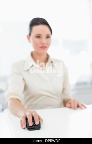 Portrait of a young businesswoman using computer mouse Banque D'Images