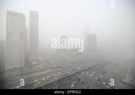 Beijing, Chine. 16 janvier, 2014. Les bâtiments sont couverte de smog lourde à Beijing, capitale de la Chine, 16, 2014. Le gouvernement municipal a émis une alerte au smog jaune jeudi matin, le smog ont recouvert la ville avec de la qualité de l'air d'atteindre le niveau plus polluées. Credit : Luo Xiaoguang/Xinhua/Alamy Live News Banque D'Images