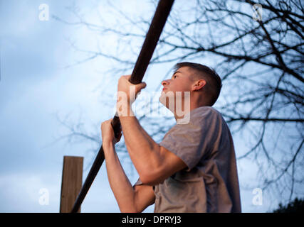26 février 2009 - Arlington, Virginie, États-Unis - Spécialistes COLLIN, de la société BARDAKJY C, 2e, est-ce qu'une Platton tirez-les dans le cadre de l'entraînement physique du matin. Remise en forme physique est fortement souligné dans la vieille garde parce que l'apparence physique est importante. En raison d'exigences relatives à la mission, les soldats de la Garde vieille commencer aussi tôt que 0500 heures. (Crédit Image : © Kate Burgess Karwan/zReportage.com/ZUMA) Banque D'Images