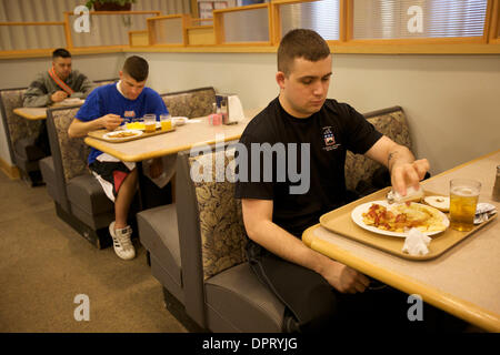 26 février 2009 - Joint Base Myer-Henderson Hall, Virginia, États-Unis - Spécialistes JOSHUA SNIDER, un commis de salle de formation attaché à la section de caisson, mange est petit-déjeuner dans la salle de Joint Base Myer-Henderson Hall. .(Image Crédit : © Kate Burgess/ZUMAPRESS.com) Karwan Banque D'Images