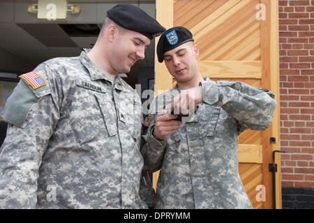 26 février 2009 - Joint Base Myer-Henderson Hall, Virginia, États-Unis - 2e classe Lee montre quelque chose sur son téléphone pour le Sergent Calhoun en dehors de l'écuries du caisson au peloton Joint Base Myer-Henderson Hall. .(Image Crédit : © Kate Burgess/ZUMAPRESS.com) Karwan Banque D'Images