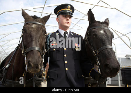 26 février 2009 - Joint Base Myer-Henderson Hall, Virginia, États-Unis - le soldat de première classe CHRISTOPHER FRIDDLE peloton du caisson est avec les chevaux avant d'entrer dans le Cimetière National d'Arlington. .(Image Crédit : © Kate Burgess/ZUMAPRESS.com) Karwan Banque D'Images