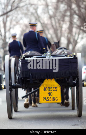 26 février 2009 - Joint Base Myer-Henderson Hall, Virginia, États-Unis - Une équipe Caisson descend une rue principale de Joint Base Myer-Henderson Hall sur son chemin vers le Cimetière National d'Arlington. .(Image Crédit : © Kate Burgess/ZUMAPRESS.com) Karwan Banque D'Images