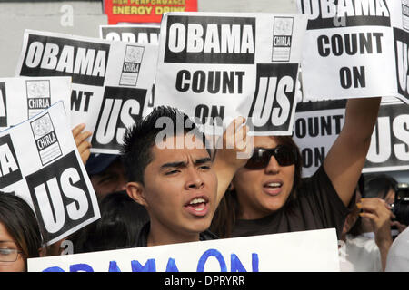 Mar 19, 2009 - Los Angeles, Californie, USA - Immigration protestataires manifester devant le complexe d'apprentissage Contreras Miguel avant l'arrivée du président Obama à Los Angeles le 19 mars 2009. (Crédit Image : © Ringo Chiu/ZUMA Press) Banque D'Images