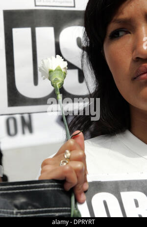 Mar 19, 2009 - Los Angeles, Californie, USA - Immigration protestataires manifester devant le complexe d'apprentissage Contreras Miguel avant l'arrivée du président Obama à Los Angeles le 19 mars 2009. (Crédit Image : © Ringo Chiu/ZUMA Press) Banque D'Images