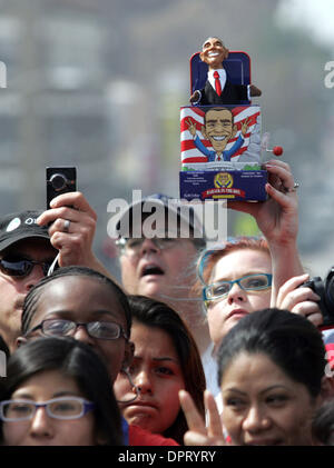 Mar 19, 2009 - Los Angeles, Californie, USA - Les gens attendent devant Miguel Contreras complexe d'apprentissage d'accueillir le président Obama à Los Angeles le 19 mars 2009. (Crédit Image : © Ringo Chiu/ZUMA Press) Banque D'Images