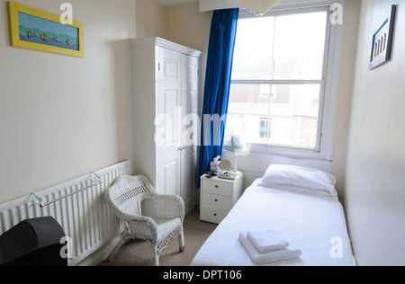 À l'intérieur d'une chambre typique du bord dans une maison d'hôtes, bed and breakfast ou petit hôtel dans une station balnéaire anglaise. Banque D'Images