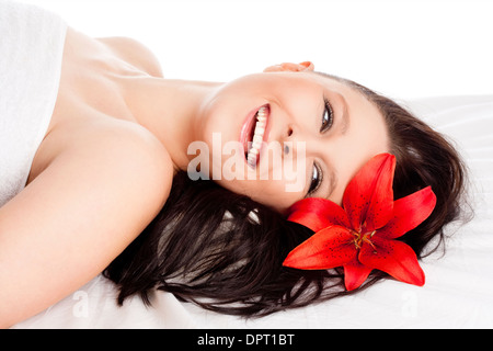 Happy Young Woman Lying on her back en relaxant spa Banque D'Images