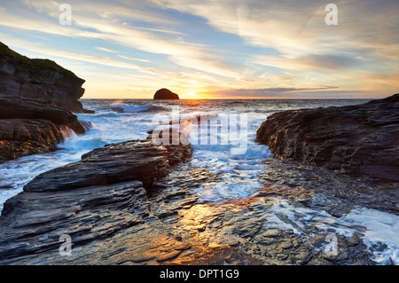 Lumière du soir sur la côte nord des Cornouailles à Strand. Trebarwith Banque D'Images