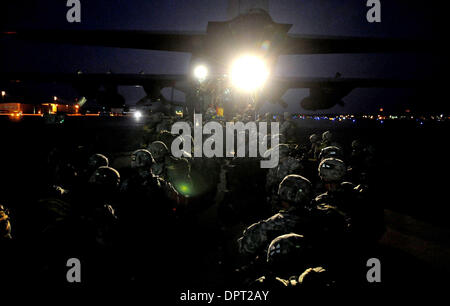 Le 29 janvier 2009 - Fort Bragg, Caroline du Nord, aux États-Unis -, les parachutistes de la 82e Division aéroportée, 2e Brigade Combat Team, charge à l'arrière d'un C-130 pour un saut de nuit. (Crédit Image : &# 169 ; Andrew Craft/zReportage/ZUMA) Banque D'Images