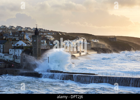 D'énormes vagues générées par les tempêtes d'hiver a frappé la côte de Cornouailles à Porthleven Harbour Banque D'Images