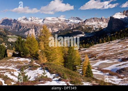 Vue nord de la Sella Pass vers l'automne en Puez Odle, avec début de la neige ; Dolomites, Italie du nord. Banque D'Images